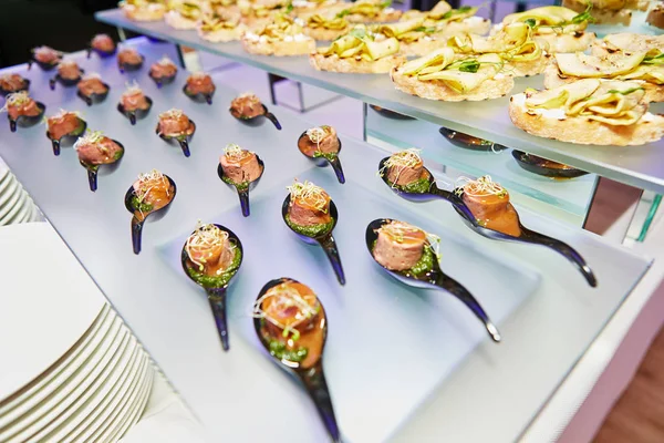 Splendidamente decorato tavolo da banchetto catering con cibo diverso — Foto Stock