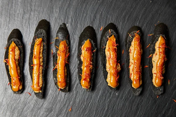 Bruschetta sobre tabla de servir de piedra —  Fotos de Stock