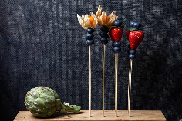 Blaubeeren, Erdbeeren, fliegen in verschiedene Richtungen — Stockfoto