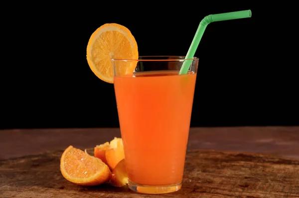 Jugo Naranja Con Paja Verde Sobre Fondo Negro — Foto de Stock