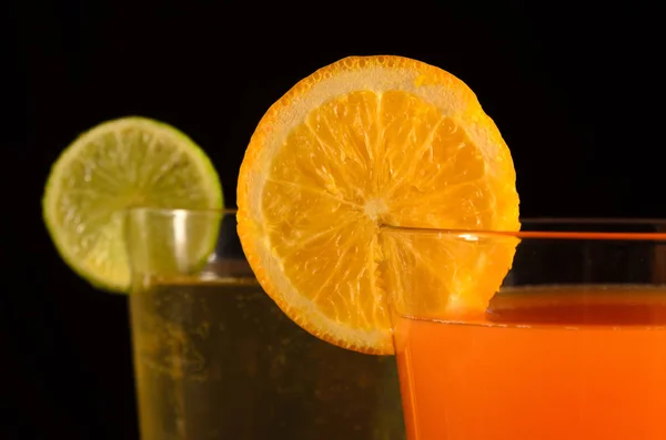 Oranje Lime Sappen Een Zwarte Achtergrond — Stockfoto