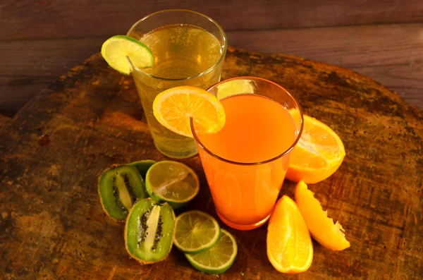 Zumos Naranja Lima Kiwi Sobre Una Mesa Madera —  Fotos de Stock