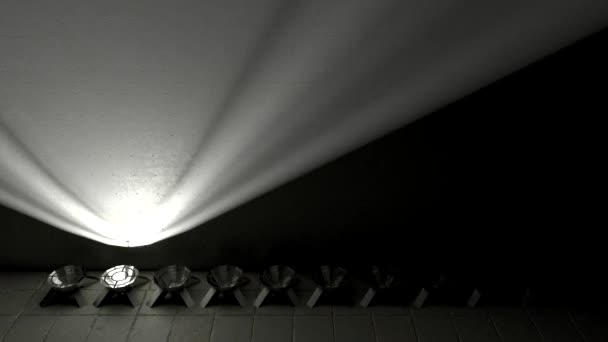 Осветительные Приборы Установлены Полу Ряд Подсвечивают Стену Динамическое Мигание Ламп — стоковое видео