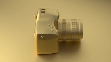 Serin profesyonel kamera kendi ekseni etrafında döner. Tek bir şık altın renkte boyanmış. En az tarzı resimde. 3D render.