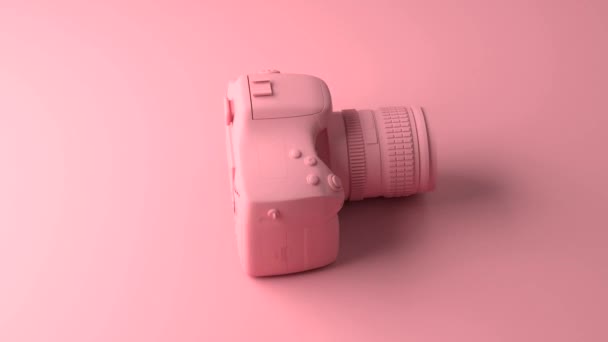 Крута професійна камера обертається навколо своєї осі. Всі пофарбовані в один модний рожевий і пастельний колір. Ілюстрація в мінімальному стилі. 3D візуалізація . — стокове відео