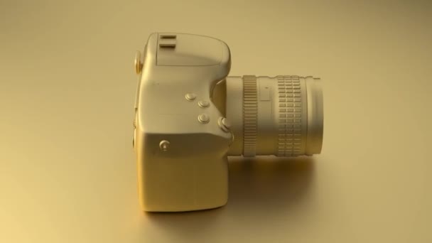 Cool professionele camera draait rond zijn as. Alle geschilderd in een modieuze gouden kleur. Illustratie in minimalistische stijl. 3D-rendering. — Stockvideo
