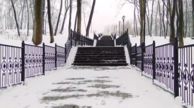 Park City'de kış karla kaplı merdiven çıkma.