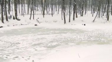 Gölet ve bir kırmızı yasağı işaret Panoraması. İnce buz çok tehlikeli, buzun içine düşebilir.
