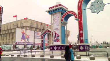 Rusya, Tula, 14 Aralık 2018, öğlen. Lenin Meydanı. Yılbaşı süsleri ve eğlence. Noel alışveriş merkezi. Noel ağacı.