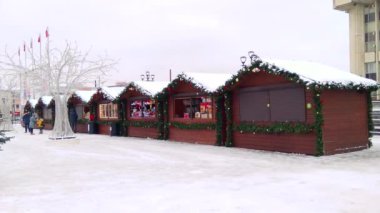 Rusya, Tula, 14 Aralık 2018, öğlen. Lenin Meydanı. Yılbaşı süsleri ve eğlence. Noel alışveriş merkezi. Noel ağacı.