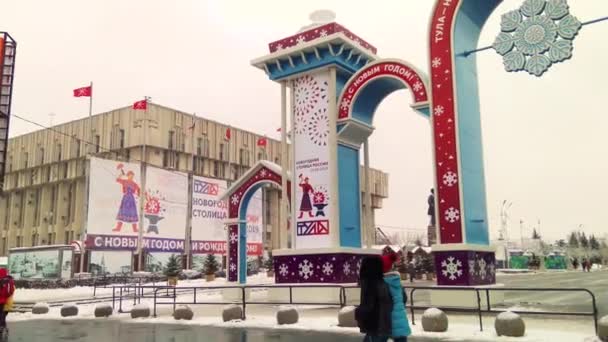 Russia, Tula, 14 dicembre 2018, mezzogiorno. Lenin Square. Decorazioni natalizie e intrattenimento. Shopping arcade di Natale. Albero di Natale . — Video Stock