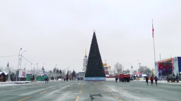 ロシア、トゥーラ、2018 年 9 月 14 日、正午。レーニン広場。クリスマスの飾りとエンターテイメント。クリスマスのショッピング アーケード。クリスマス ツリー. — ストック動画