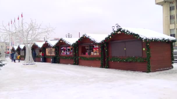 Rusland, Tula, December 14, 2018, middag. Lenin vierkant. Kerstversiering en entertainment. Christmas shopping arcade. Kerstboom. — Stockvideo