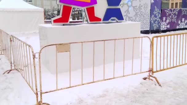 Ryssland, Tula, 14 December 2018, lunchtid. Lenin-torget. Juldekorationer och underhållning. Julgran. Logotypen för evenemanget. — Stockvideo