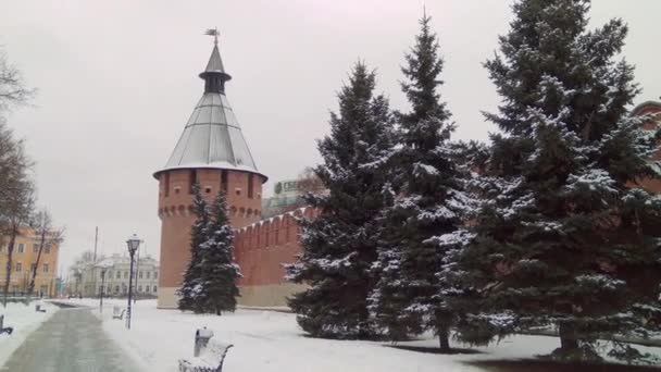 Ryssland, Tula, 14 December 2018, lunchtid. Nära väggen av det medeltida slottet Tula Kreml. — Stockvideo