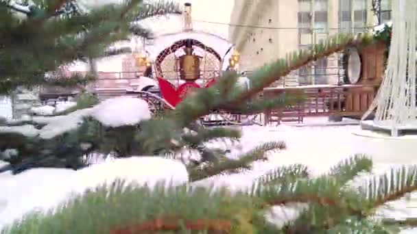 ロシア トゥーラ 2018 レーニン広場 クリスマスの飾りとエンターテイメント クリスマス ツリー 内部の古いロシア サモワールと運送の形で飾り台 — ストック動画