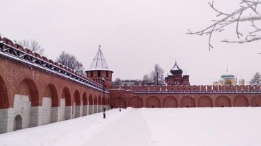 Duvarlar ve kışın Rus kale kuleleri.