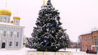 Rusya, Tula, 19 Aralık 2018, öğlen. Büyük katedral Ortodoks Christian Katedrali yakınındaki Noel ağacının görünümü.