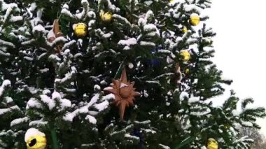 Büyük katedral Ortodoks Christian Katedrali yakınındaki Noel ağacının görünümü.