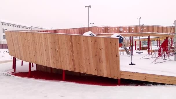 冬の人なしラウンド ブリッジと子供の遊び場 — ストック動画