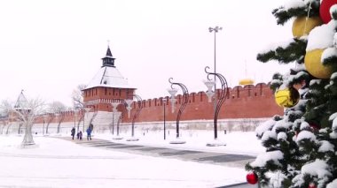 Noel ağacı. Görünümü eski kale ağaç yakın çekim için hareket..