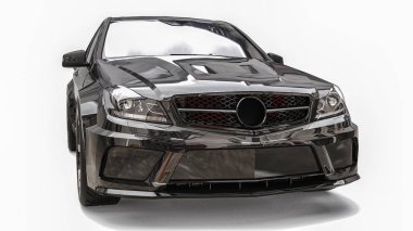 Beyaz bir arka plan üzerinde Süper hızlı spor araba siyah renk. Vücut şekli sedan. Ayar sıradan bir aile otomobili bir sürümüdür. 3d render.