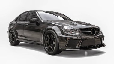 Beyaz bir arka plan üzerinde Süper hızlı spor araba siyah renk. Vücut şekli sedan. Ayar sıradan bir aile otomobili bir sürümüdür. 3d render.