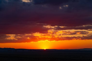 Sonbahar dağlarında gün batımında güzel manzara