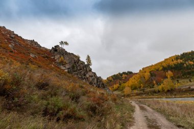 Sonbaharda Altai dağlarında muhteşem dağ manzarası