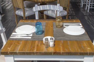 Tablo bir restoran, Greec iki boş ters plakalı