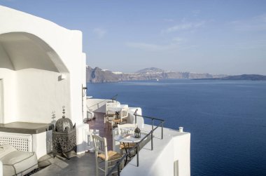 Oia, Santorini, Greec sahil üzerinde boş açık Restoran görünümünü