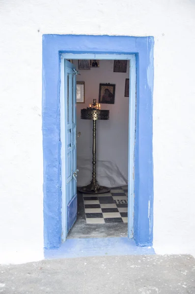 Velho Azul Madeira Aberta Porta Igreja Parede Branca Grécia — Fotografia de Stock