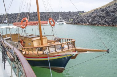 Santorini yakınındaki Nea kami bağlantı noktası volkanik adasında ahşap gemi