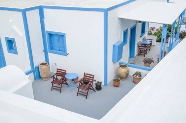 Masalar, sandalyeler ve vazolar, Santorin ile küçük Yunan hotel dış