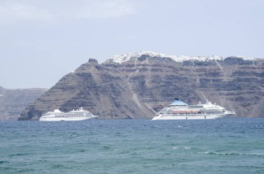 İki büyük beyaz yolcu gemisi Santorini Adaları ve Nea kami, Greec arasında