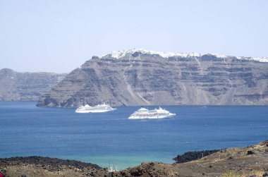 İki büyük beyaz yolcu gemisi Santorini Adaları ve Nea kami, Greec arasında