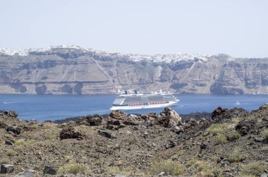 Büyük beyaz yolcu gemisi Santorini ve Nea kami, Greec Adaları arasında