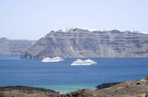 İki büyük beyaz yolcu gemisi Santorini Adaları ve Nea kami, Greec arasında