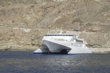 Yeni beyaz Katamaran yolcu feribotu Port Santorini, Greec