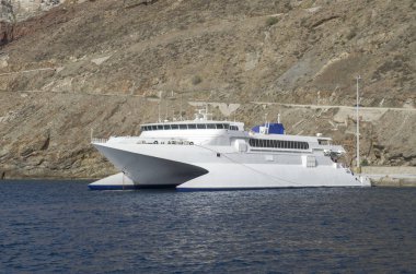Yeni beyaz Katamaran yolcu feribotu Port Santorini, Greec