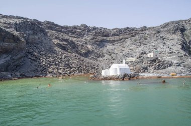 Ada Palea kami ve sıcak mineral springs, Santorini, Greec