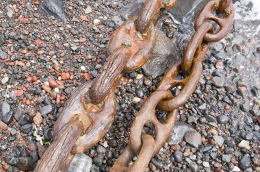 İki eski paslı nakliye zincir seashor üzerinde