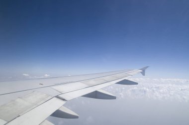 Uçak kanadı'nda bulutlu mavi sk