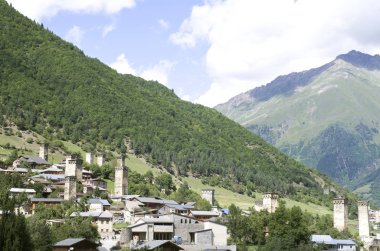 Bir şehrin Mestia, Georgia, Europ Svaneti Vadisi'nin güzel manzara