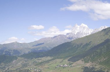 Svaneti Vadisi bir köyün Zhabeshi ve tepeler dır, Svaneti, Georgi güzel manzara