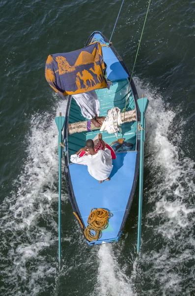 Egyptian Traders Selling Beach Towels Tablecloths Passing Cruise Ships Nile — Stock Photo, Image