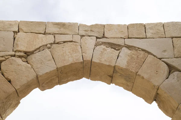 Starożytny Kamienny Łuk Trapezu Closeu Niebo — Zdjęcie stockowe