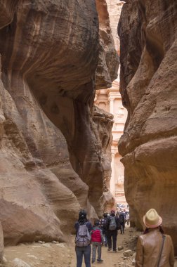Petra, Jorda içinde Siq çıkarken Petra'nın hazine (Al-Khazneh) ilk bakış