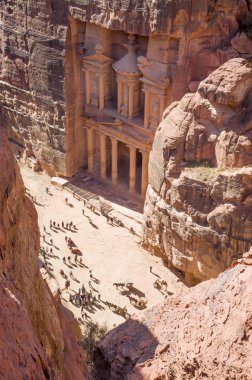 Petra hazine (Al-Khazneh) Petra, Jorda içinde Siq kenarından üstten görünüm