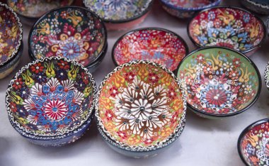 Renkli el yapımı çiçek süs eşyaları ile Petra, Jorda kase